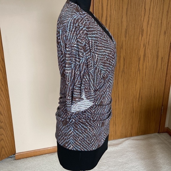 🤎 BCBGMaxAzria Faux Wrap Abstract Print Short-Sleeve V Neck Top Brown Large - Picture 5 of 11